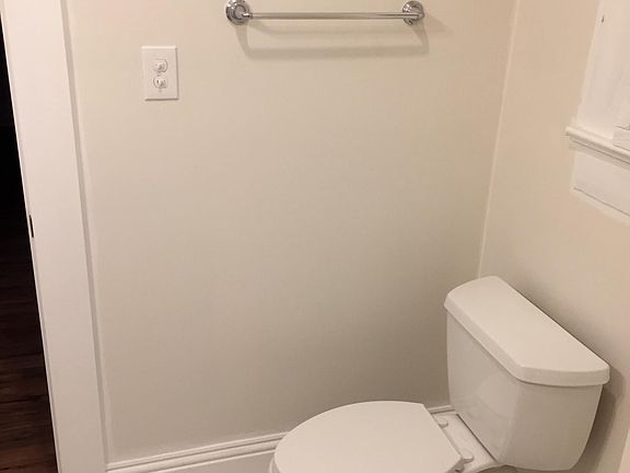 3rd image of 736 Dartmoor St N APT 2