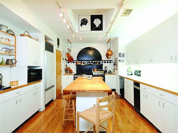 2nd image of 105 E 29th St #3RDFLOOR
