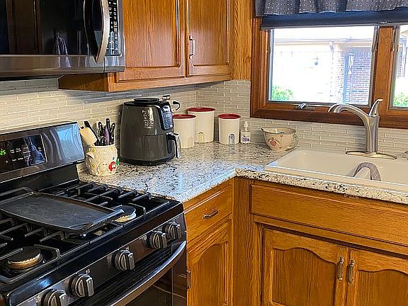 Kitchen w/double sink