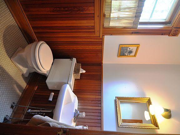 main floor 1/2 bath