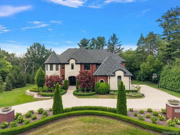 2480 Charnwood Dr, Troy, MI 48098