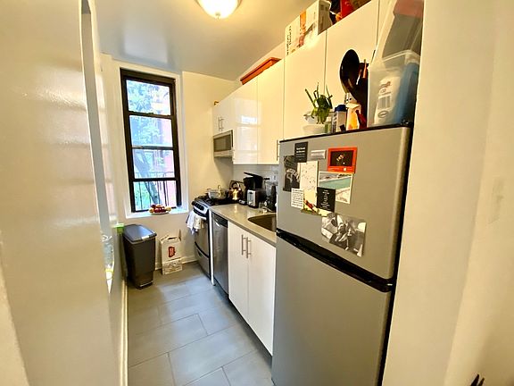 2nd image of 247 E 39th St APT 4C