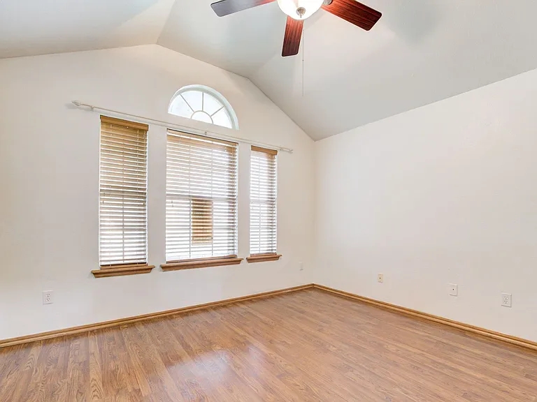 605 Eastview Dr — Photo 41