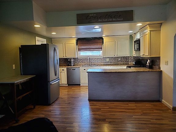 5th image of 470 Maple Dr