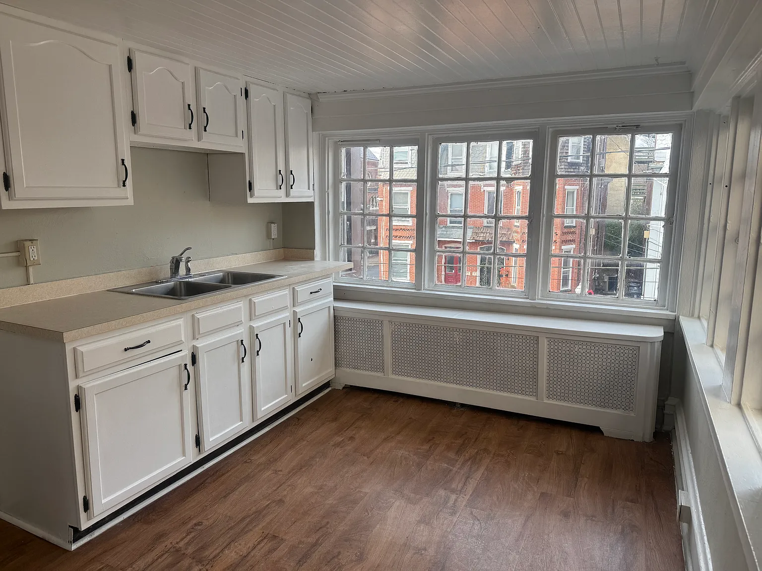613 W 10th St — Photo 3