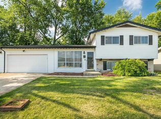 15 Trinity Ln, Florissant, MO 63031