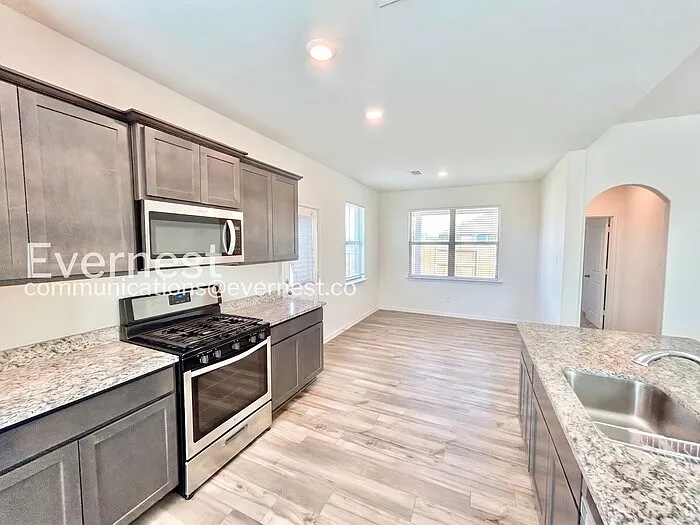 416 Micah Ln — Photo 3