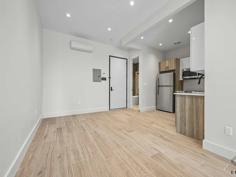 1118 Rogers Ave #3L — Photo 3