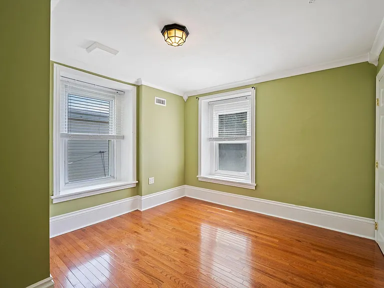 567 Dupont St — Photo 16