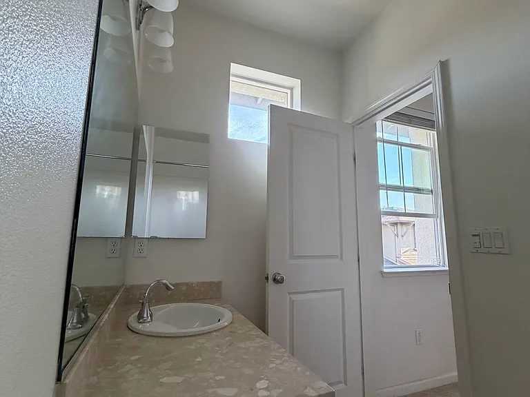 Modern Ice Dr — Photo 3
