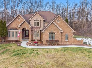 3118 Woodland Ridge Trl, Milford, MI 48380