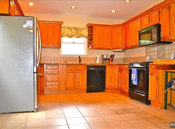 4th image of 221 Randolph Ave #1