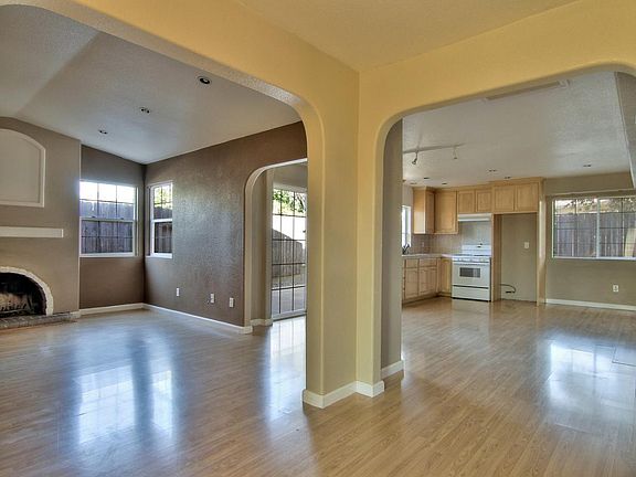 4th image of 9082 Clendenen Way