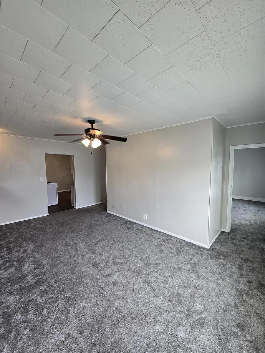 Building Photo - 615 Kernohan St #4