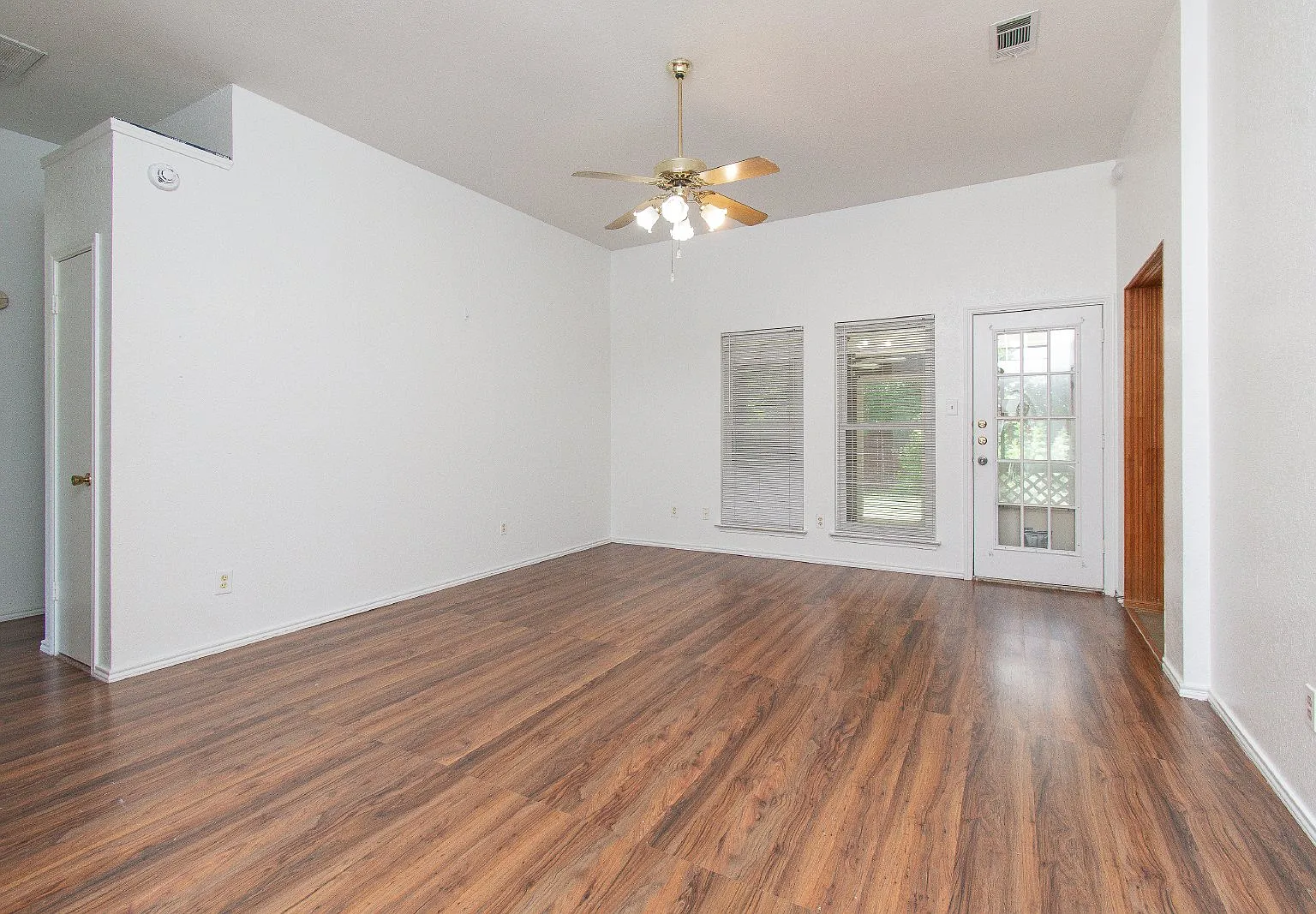 3 bed, 2.0 bath, 928 sqft, $1,375 — Photo 3