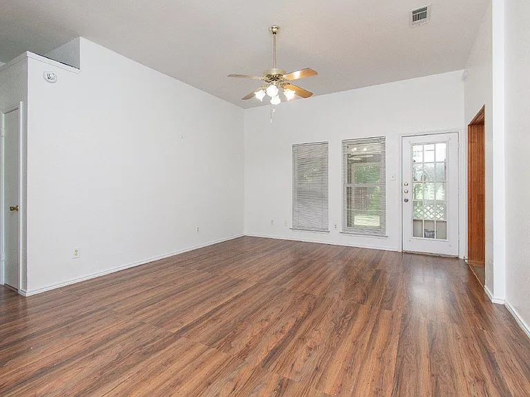 2406 Cactus Dr — Photo 2
