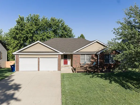 180 Rawlings Dr, Tonganoxie, KS 66086