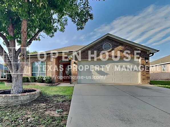 617 Creek Point Dr, Saginaw, TX 76179
