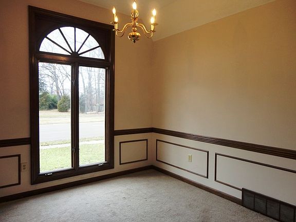 3rd image of 2488 Bartlett Blvd