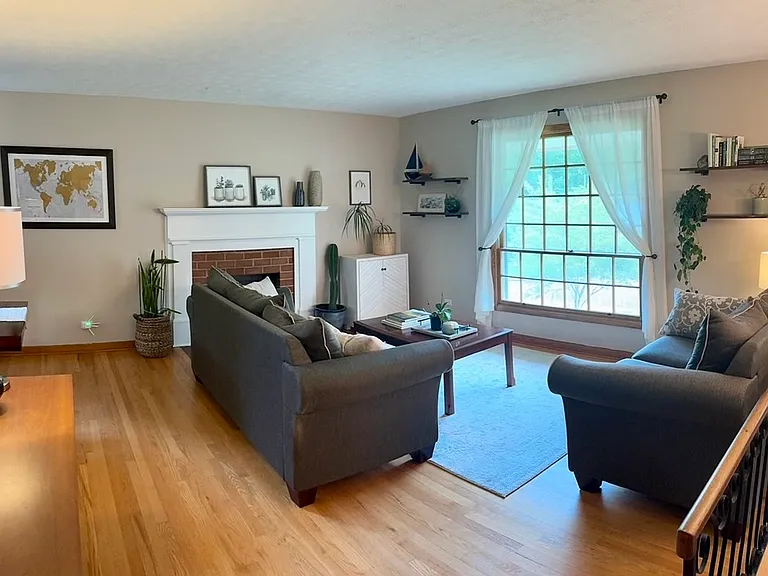 701 Dell Ln — Photo 3