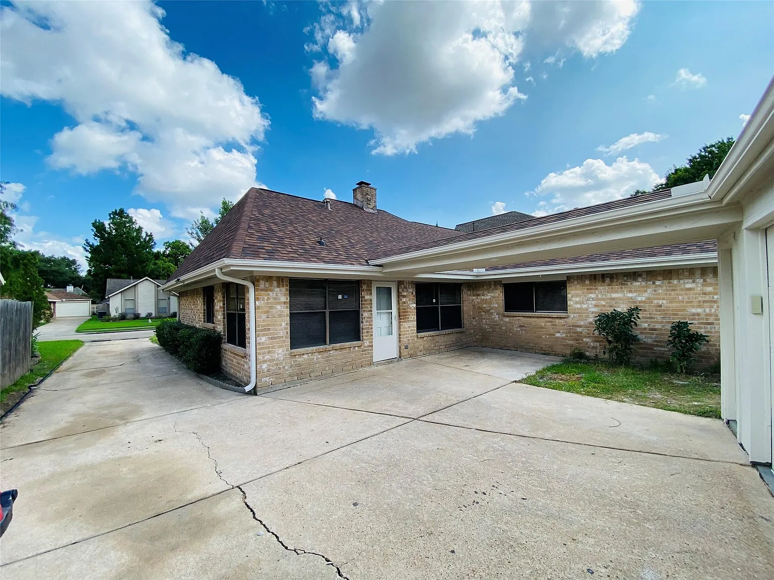 4 bed, 2.0 bath, 2307 sqft, $2,250 — Photo 3