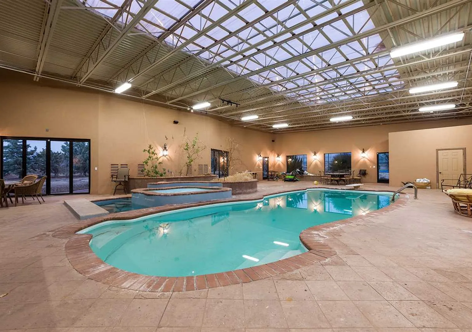 Furnished 5-Bedroom Home with Indoor Pool & Amenities — Photo 2
