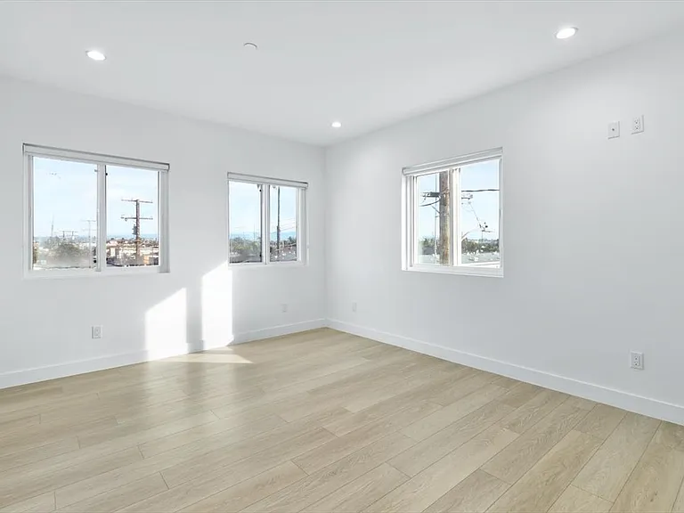 10609 S Inglewood Ave — Photo 12