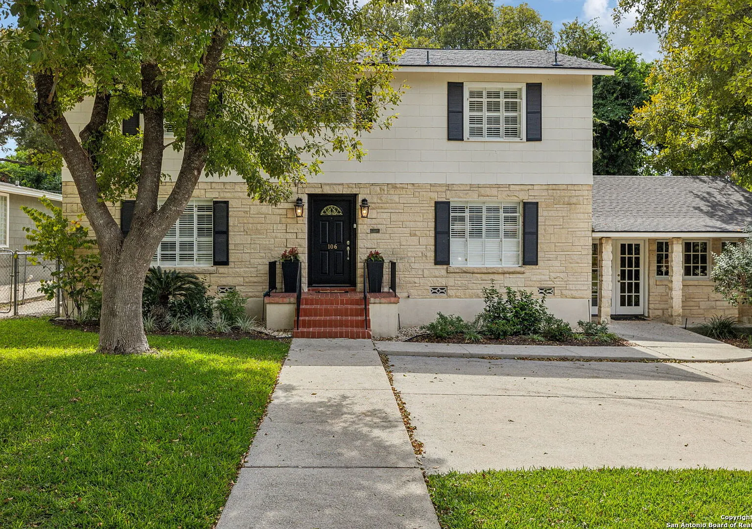 Beautiful 4-Bedroom Home In Terrell Hills — Photo 1