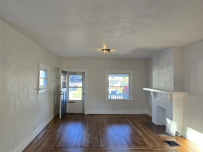 44 Waverly Ave — Photo 3