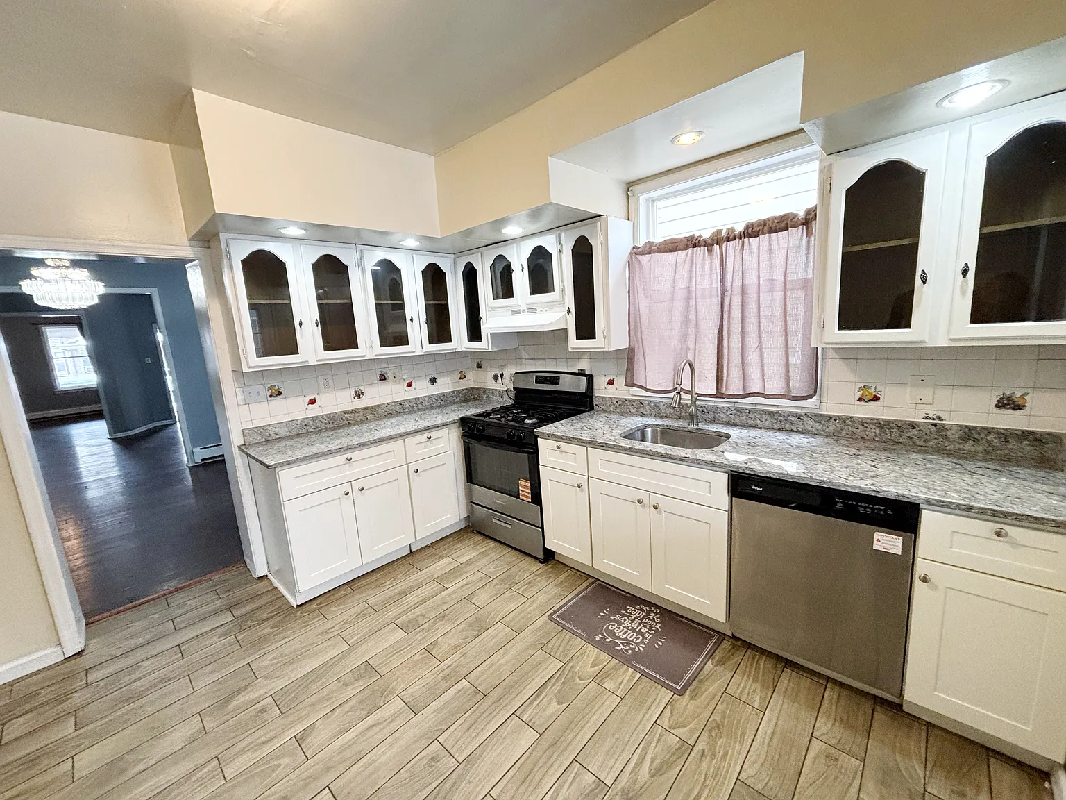 6 bed, 2.5 bath, 2137 sqft, $2,650 — Photo 2