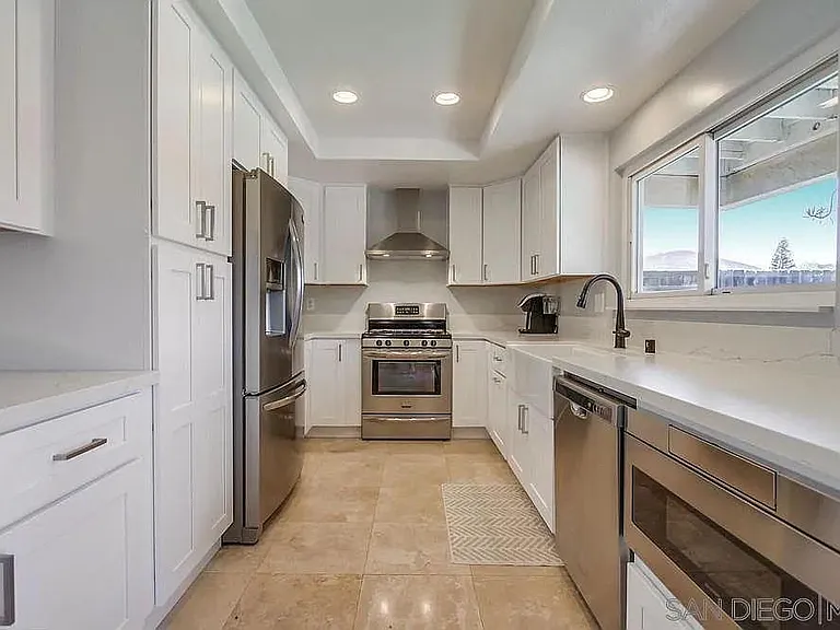 13563 Longfellow Ln — Photo 4