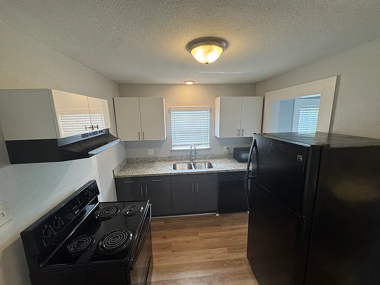 208 E Sterling St — Photo 9