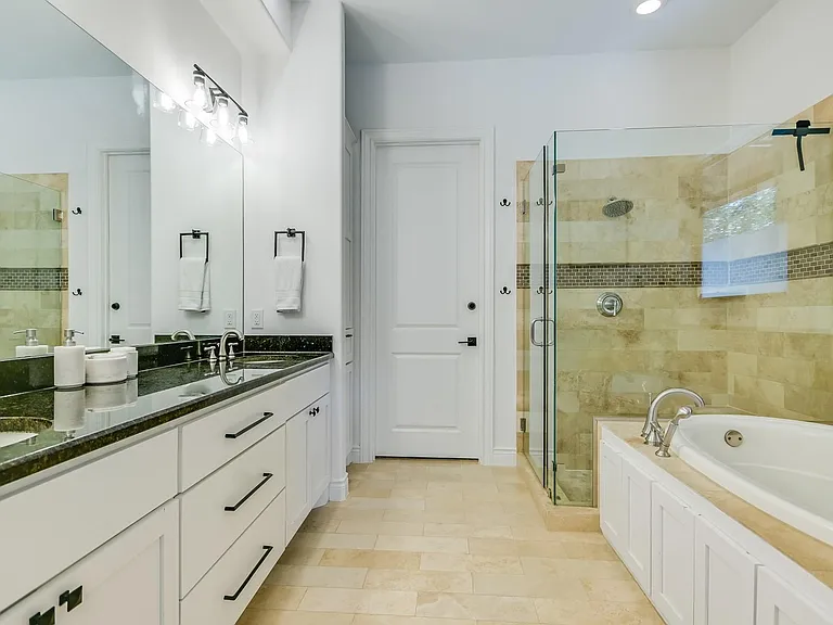809 Kinney Ave — Photo 15