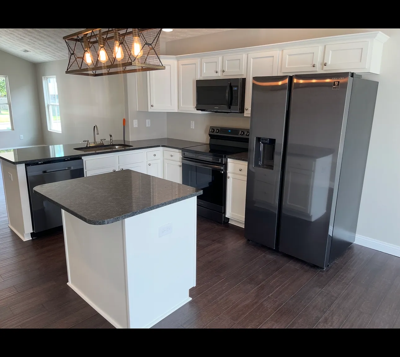 3 bed, 1465 sqft, $1,995 — Photo 4