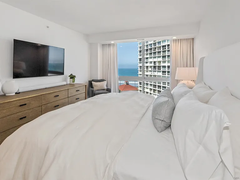 1710 Avenida Del Mundo #803 — Photo 23