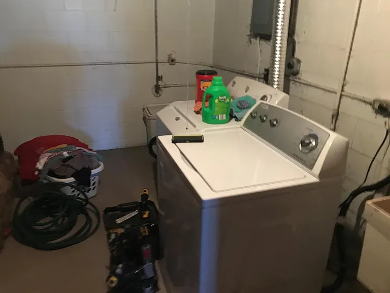 Laundry w/washer, dryer, laundry room