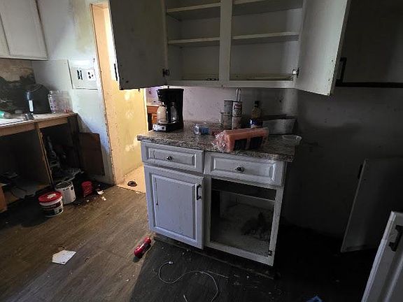 4th image of 1903 Holly St