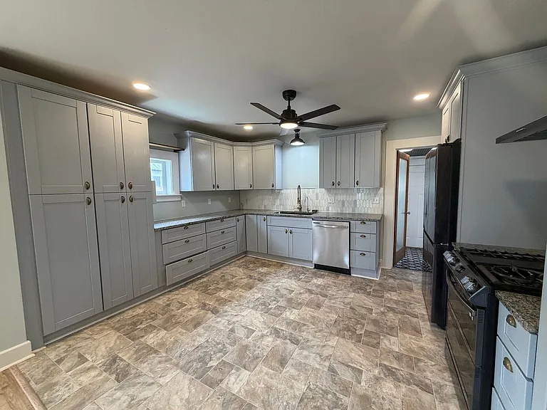 403 N Pacific St — Photo 8