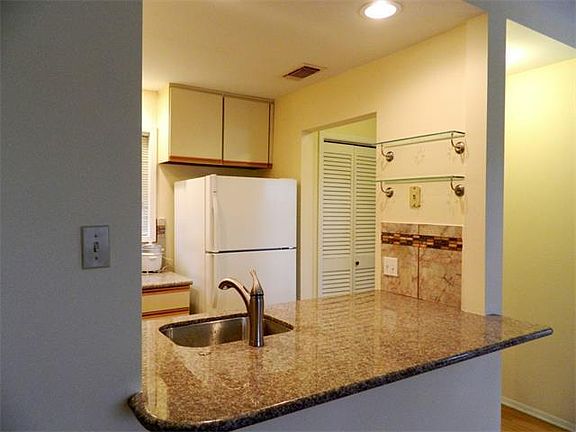 2nd image of 1302 Woodlawn Blvd #12