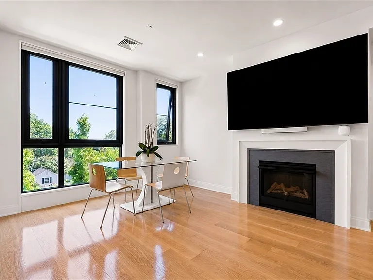 100 Linden St #203 — Photo 4