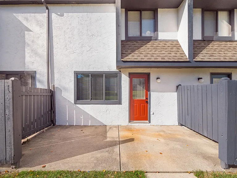 Stoney Creek Apartments — Photo 16