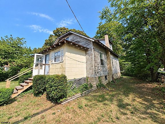 3rd image of 828 N New Rd