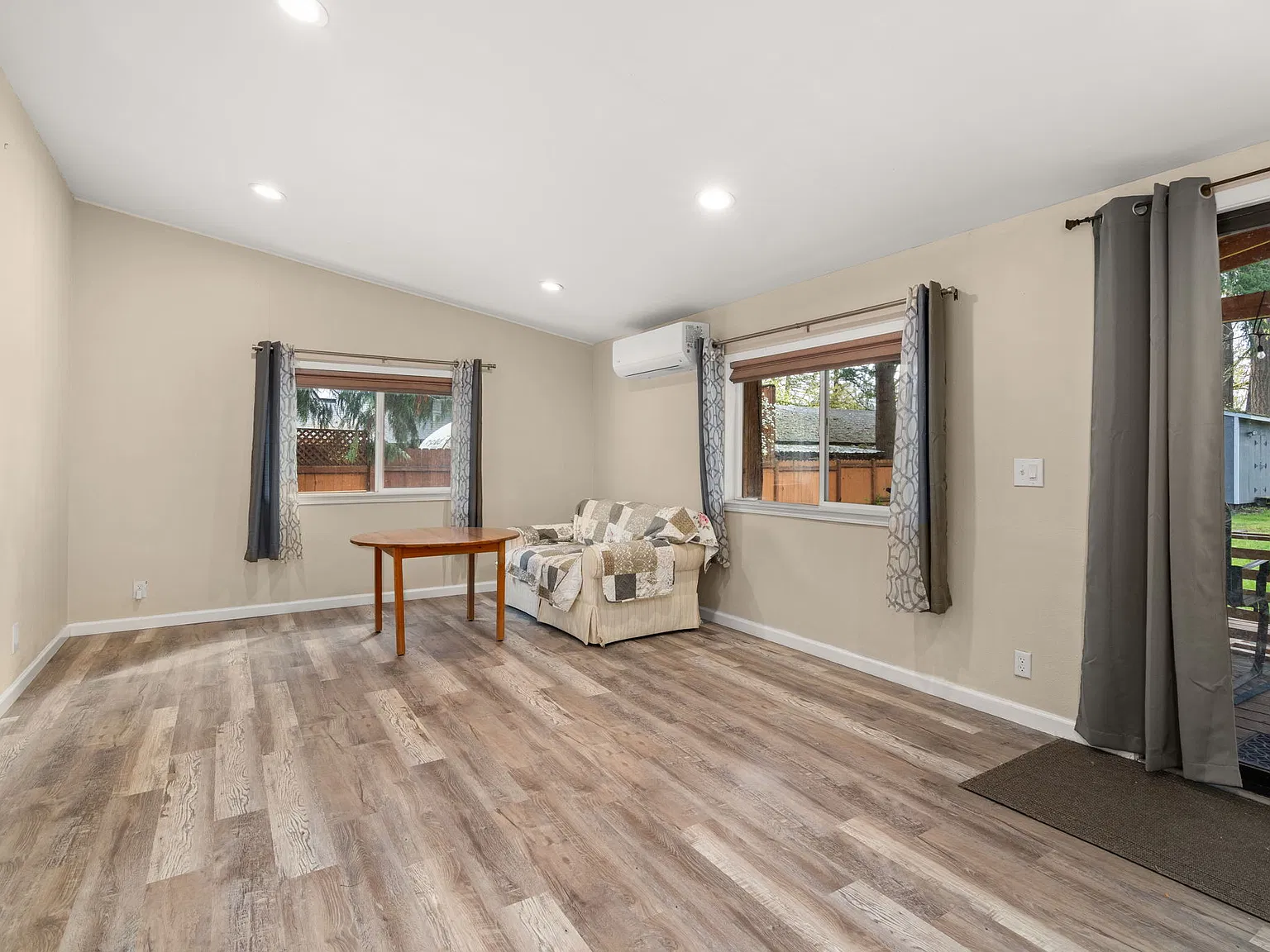 3 bed, 1296 sqft, $2,300 — Photo 3