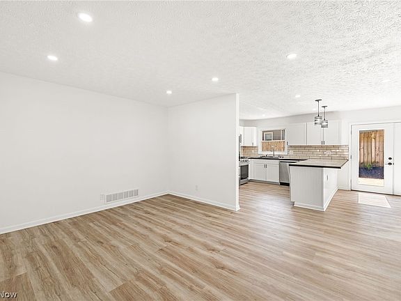 3rd image of 164 High Grove Blvd