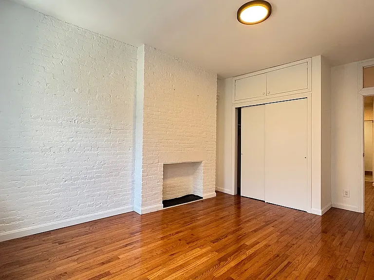 308 E 6th St #5 — Photo 2