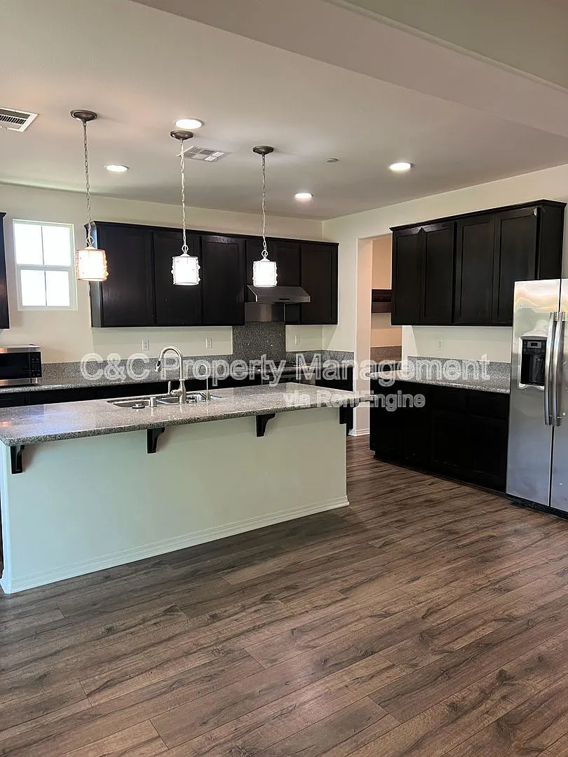 4 bed, 3.0 bath, 3287 sqft, $4,000 — Photo 4