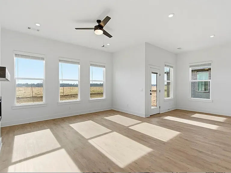 2311 Longfellow Dr — Photo 1