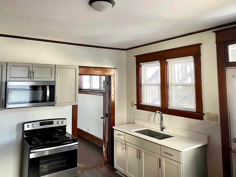 66 W Perry St — Photo 12