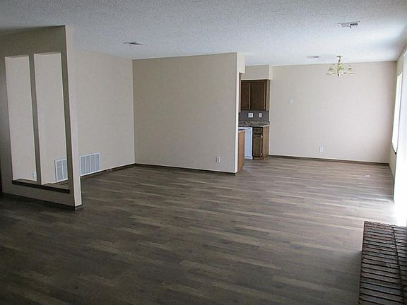 2nd image of 919 E Redbud Dr