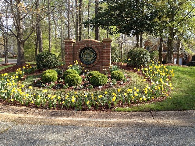 1st image of 221 Yorkshire Dr